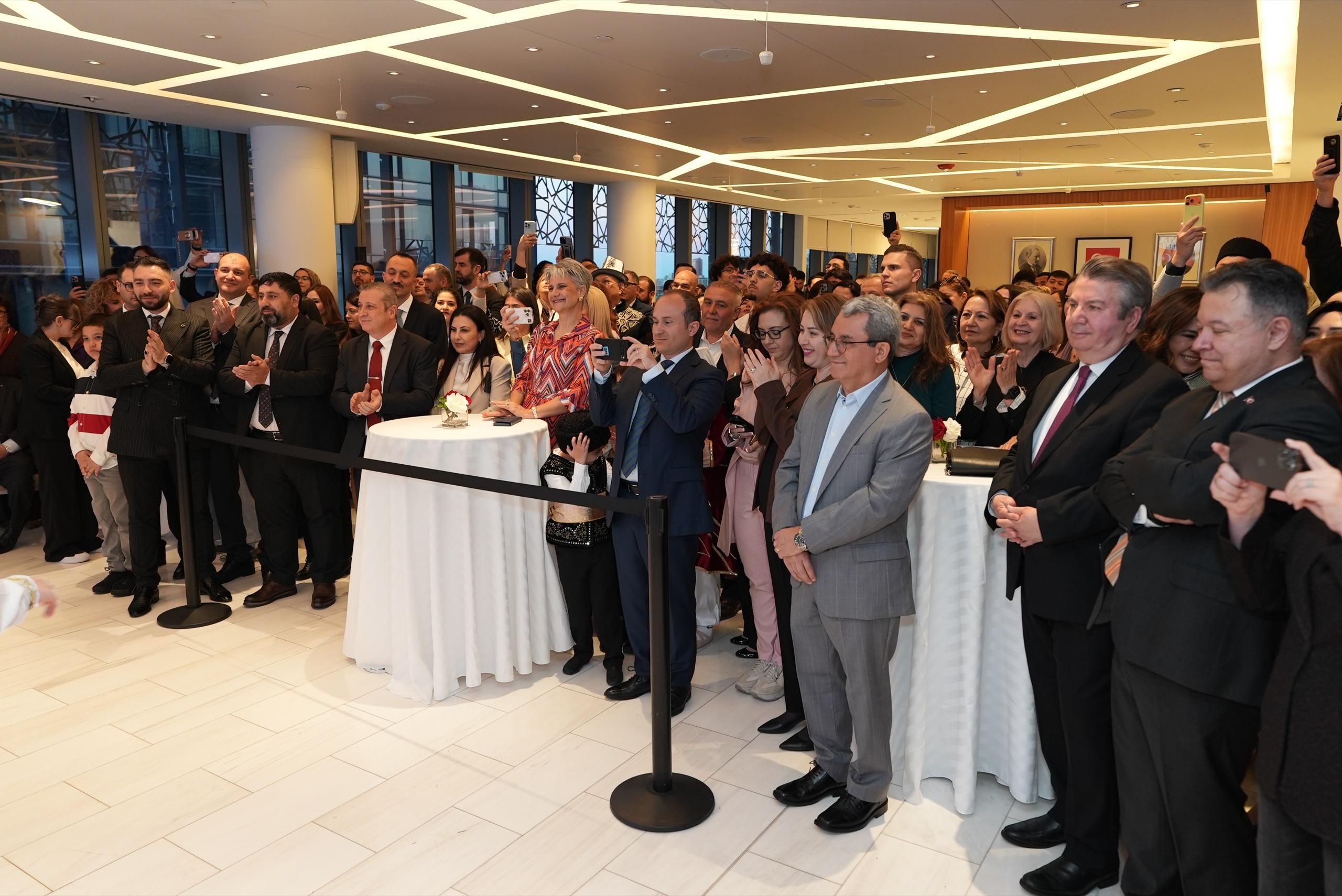 A full hall of guests applauding during a Navruz reception